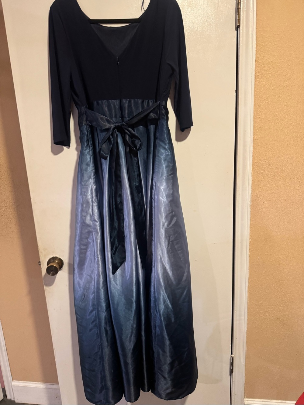 SLNY Ombre Satin Long Formal Gown Navy Blue Size 16 Style 9151111 - Picture 4 of 8